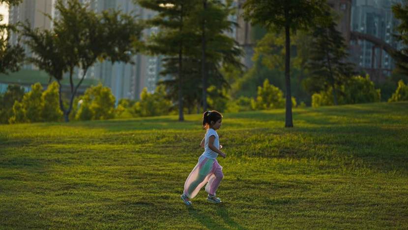 滨湖湿地公园内,迎光奔跑的女孩
