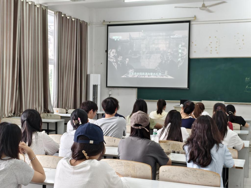 “重温觉醒岁月 践行初心使命”——英语语言学院开展主题党日活动