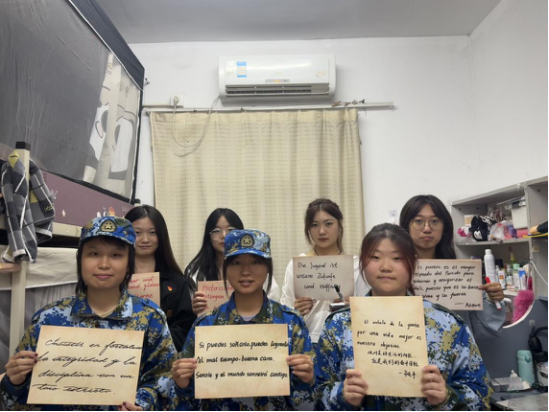 外语扮靓宿舍 思政浸润青春——西方语言学院开展“党建+外语”新生宿舍文化建设活动