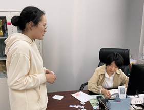 图片包含 男人, 游戏机, 桌子, 蛋糕描述已自动生成