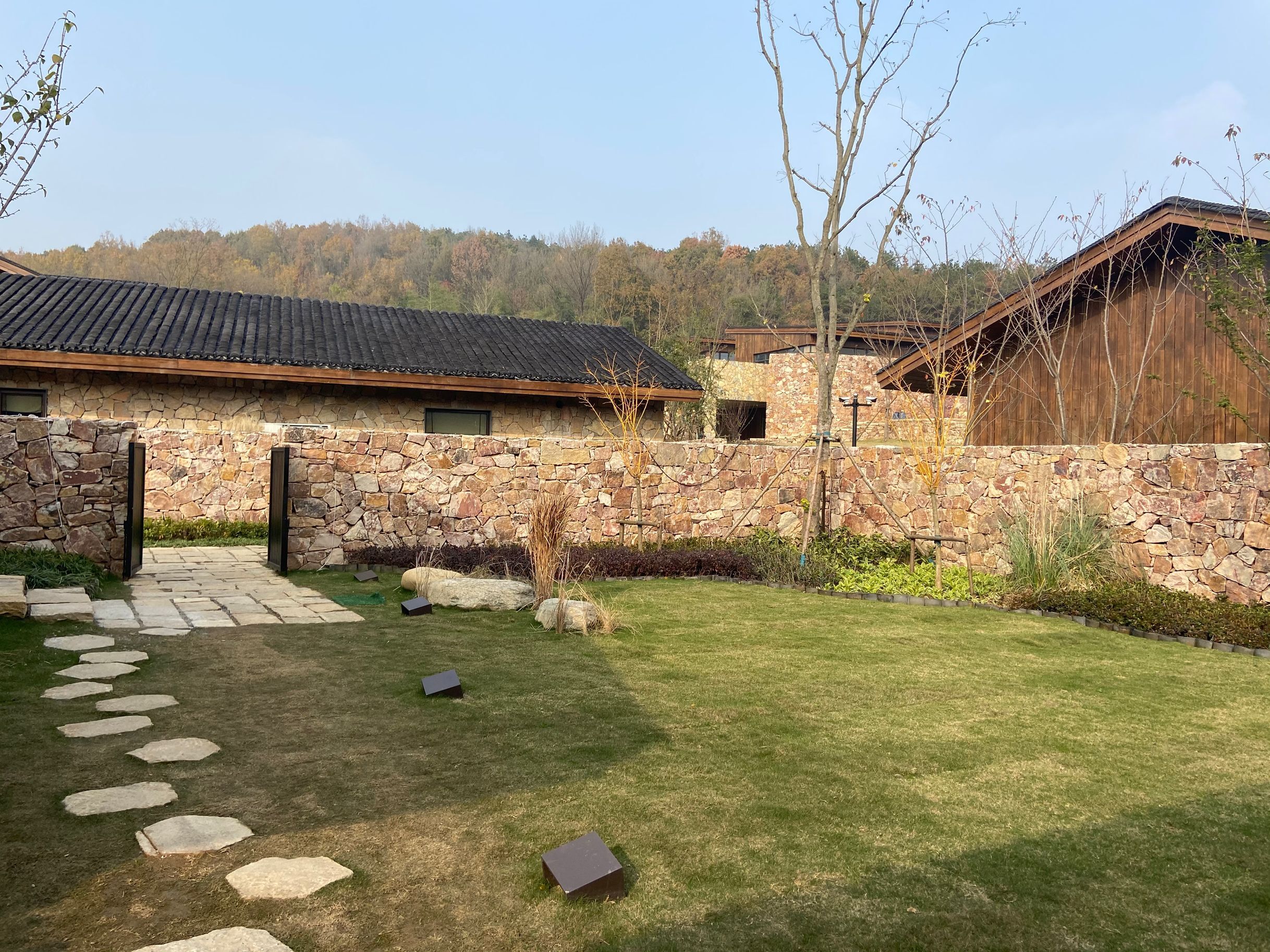 国际旅游学院深入裸心岭酒店考察交流